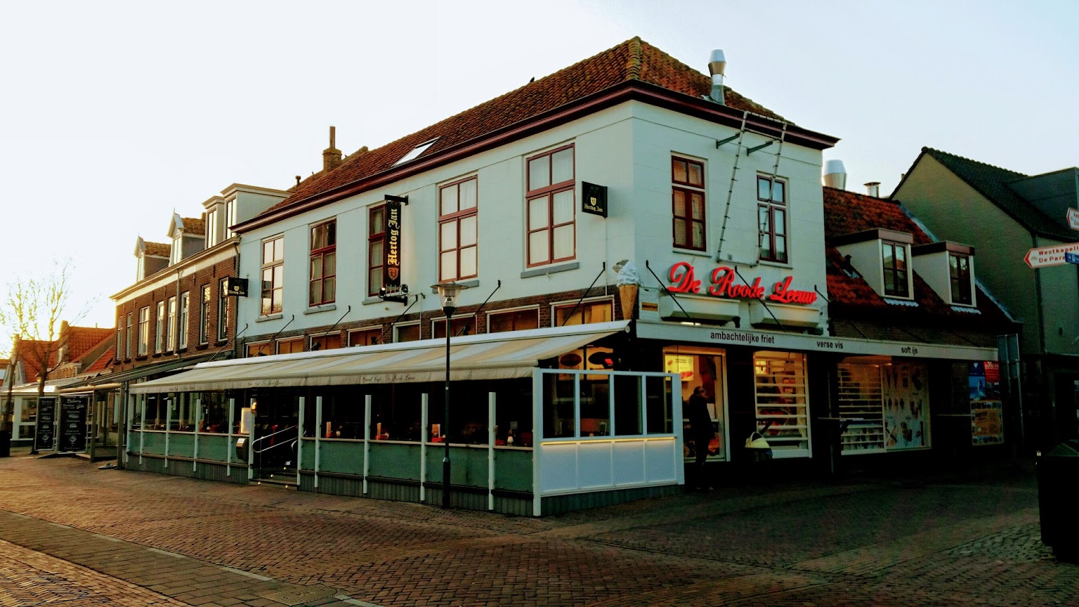 De Roode Leeuw VisitDomburg - foto van buitenkant van het restaurant