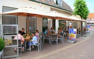 Bon Appetit VisitDomburg - foto van terras in zomer