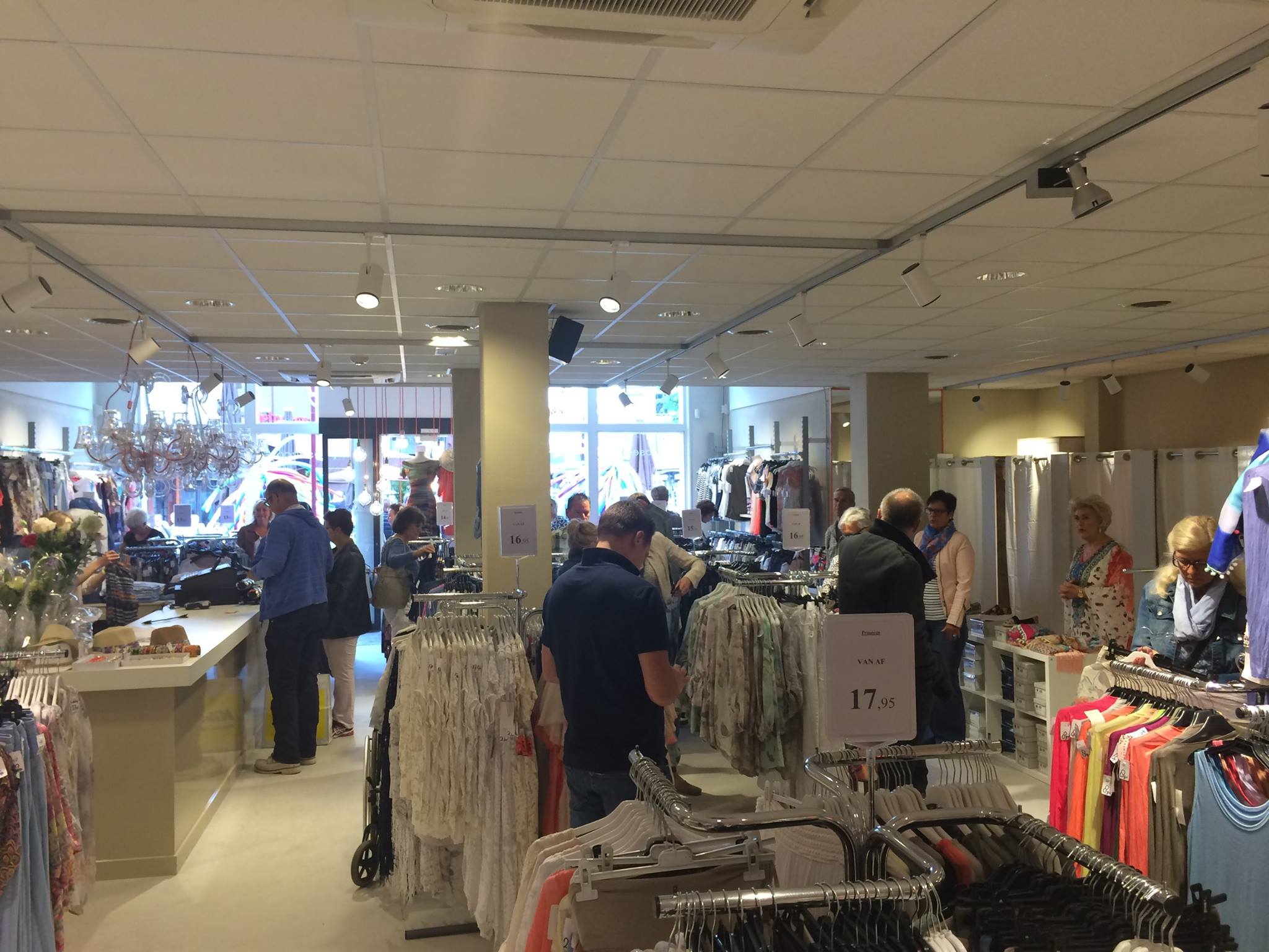 Prosecco mode Domburg op VisitDomburg - foto van dameskledingwinkel aan binnenkant
