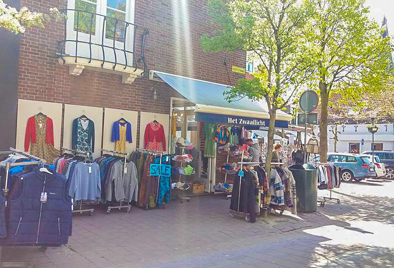 Het Zwaailicht VisitDomburg - foto van buitenkant van de winkel met kleding op stoep