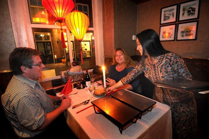 Chinees Indisch Restaurant China Garden Domburg VisitDomburg - foto van tafel in restaurant met serveerster