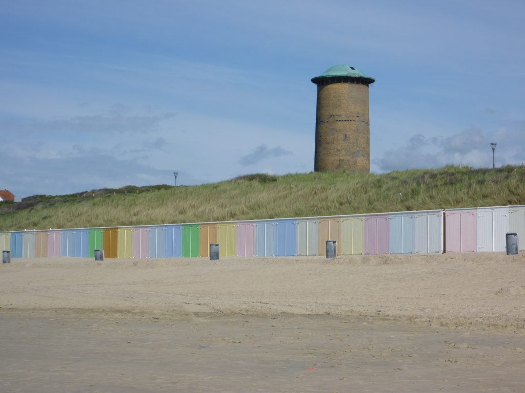 Walcheren vakanties op VisitDomburg - foto van strand Domburg met gekleurde strandhuisjes en watertoren