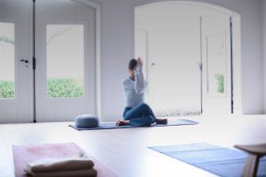 Yogabee VisitDomburg - foto van vrouw die yoga doet in een zaal