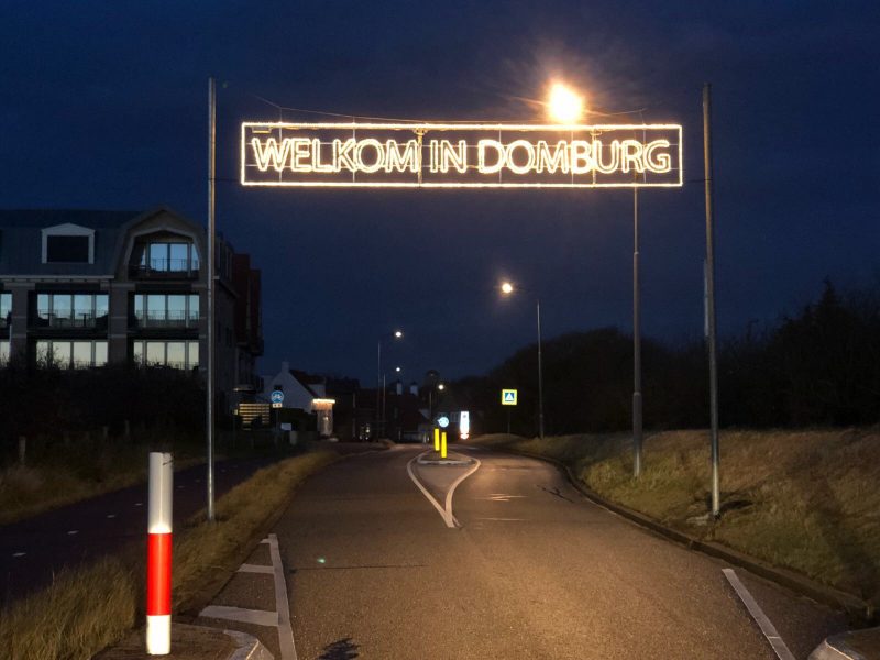 Domburg in de wintermaanden - Domburg foto's - Winterversiering VisitDomburg - -foto van sfeerverlichting binnenkomst Domburg
